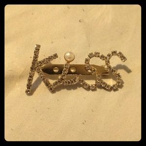 Kiss pin